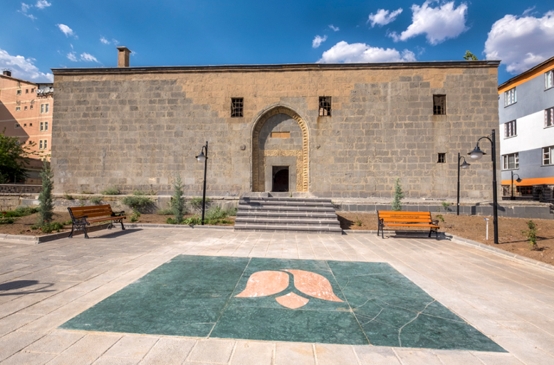 Hakkari Üniveresitesi arşivi (Meydan medreses4).jpg