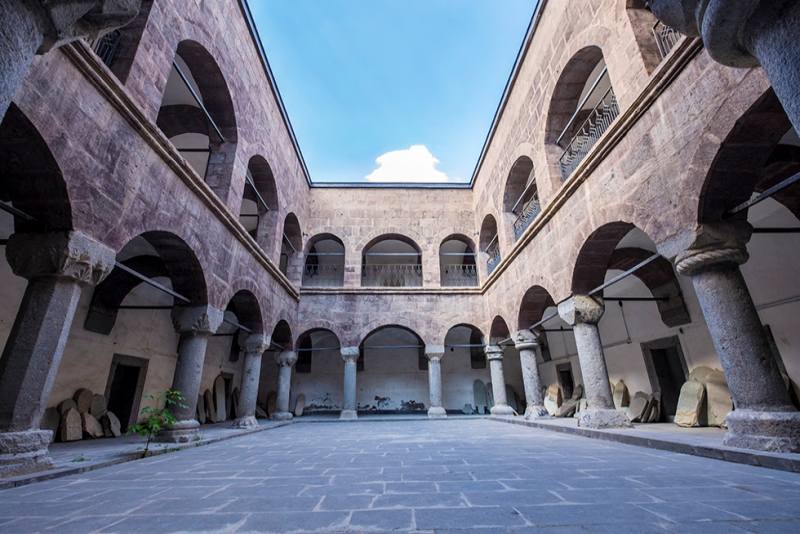 Hakkari Üniveresitesi arşivi (Meydan medresesi).jpg