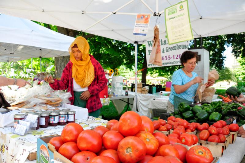 shoppers-perusing-produce-at-farmers-market-credit-USDA-2048x1360.jpeg