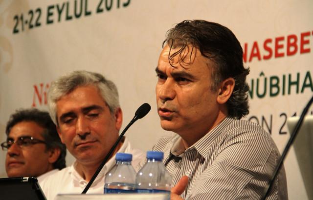 Kobanili Kürt yazar Jan Dost, 22 Eylül 2013'te Nûbıhar dergisinin dil ve din konulu sempozyumunda konuşuyor-kaynak-haber.com_.jpg