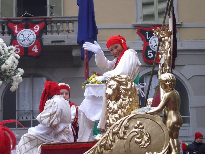 İtalya-Ivrea yöresinde Mugnaia Karnavalı, muhtemelen İlk Gece Hakkı'na karşı isyanı kutlayarak anıyorlar .jpg