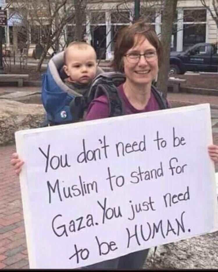 Dr. Natalie dayanışması, Gaza'ya sıldırıya karşı durmak için Müslüman olman gerekmez. İnsan olmaya ihtiyacınız var. pankartıyla- .jpg