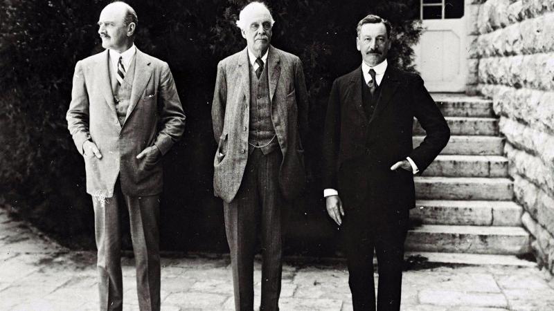Filistin'in makus talihinde rol oynayan üç meşhur İngiliz şahsiyeti-General Edmund Allenby, Dışışleri Bakanı Arthur Balfour ile mevkidaşı Herber.jpg