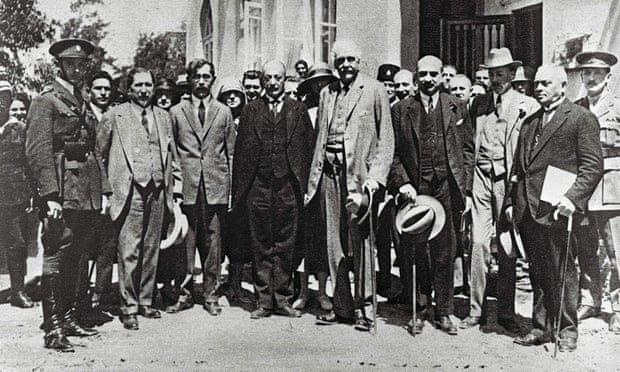Yıl 1925, Arthur Balfour ile Siyonist lider Haim Waizman, İngiliz ve Yahudi siyasetçilerle Kudüs ziyaretindeler-Kaynak The Guardian gazetesi, fo.jpg