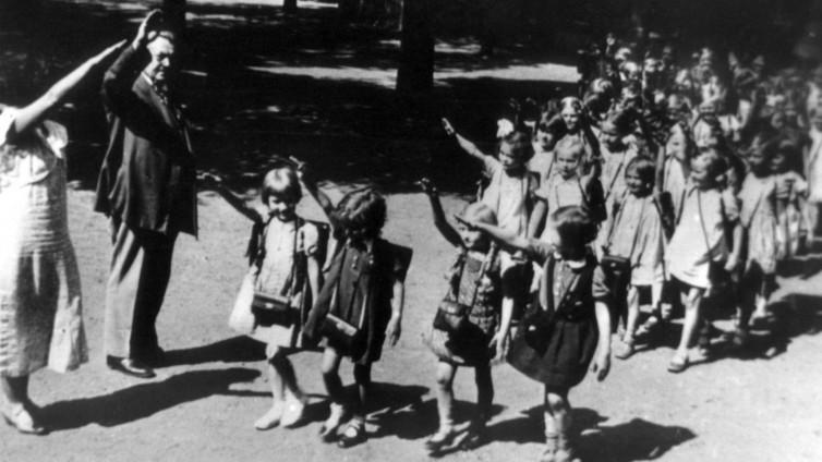 Yıl 1933, Nazilerin yükseliş devrinde okul çocukları-kaynak- picture alliance, dpa, servant.jpg