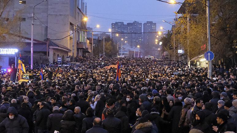 Ermenistan'ın başkenti Erivan'da toplanan binlerce kişi Başbakan Nikol Paşinyan'ın istifasını istemişti / Fotoğraf: AP