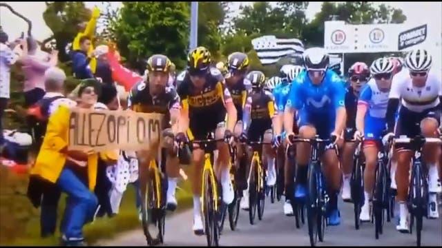 Fans cardboard banner causes huge Tour de France crash.00_00_20_11.Still002.jpg