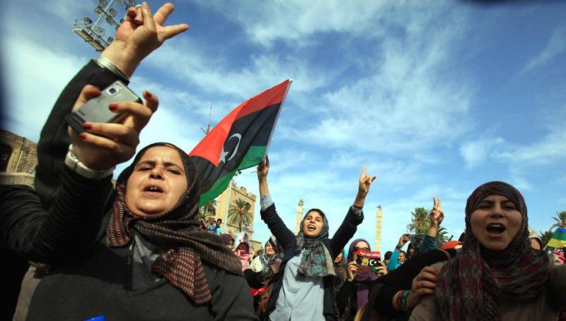 Libya'daki sivil isyanlarda aktif rol oynayan kadınlar, hükümette yeterince temsil edilemediler.jpg