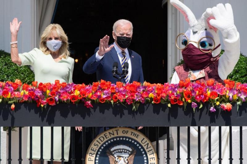 Biden ve eşi, Beyaz Saray balkonundan paskalya münasebetiyle basın mensuplarını selamlıyorlar, fotoğraf-AFP, 5 Nisan 2021.jpg