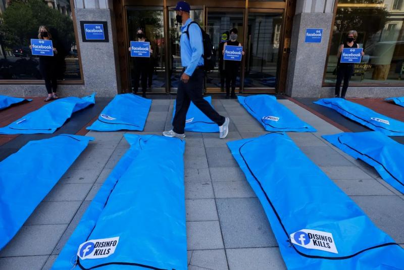 Facebook protestosu (Jim Bourg-Reuters).jpg