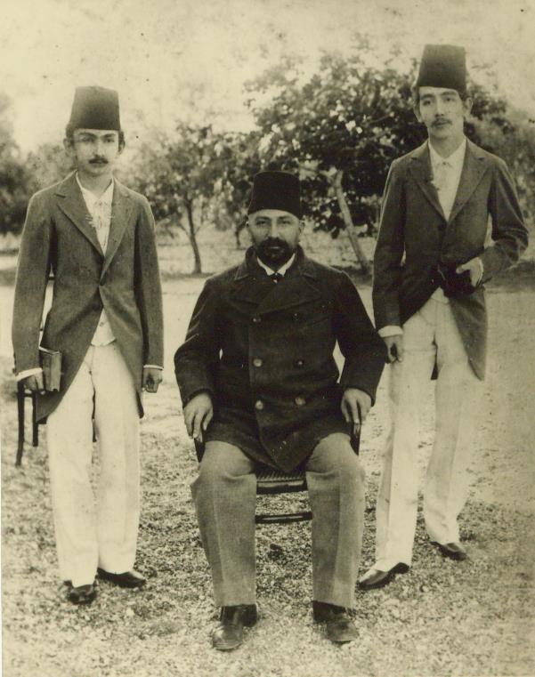 Mahmud Paşa ve oğulları Sabahaddin (solda) ve Lütfullah Beyler.jpg