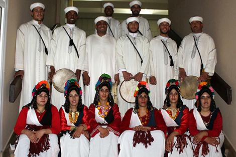 Ahidus müzikal dansları, içinden çıktığı Orta Atlas Bölgesi toplumunun gelenek ve göreneklerini devam ettiyor. Modernize etimiş bazı tarzlar dış-001.jpg