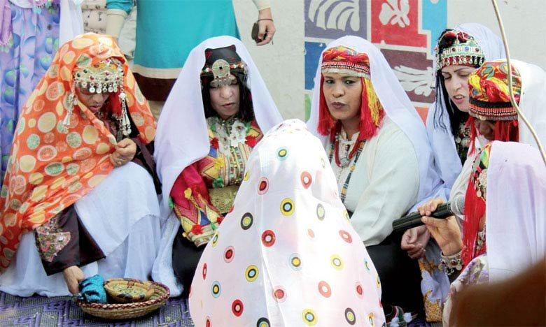 Amazagi kadınları özgün kıyafeleriyle-kaynak, Moroc World News.jpg