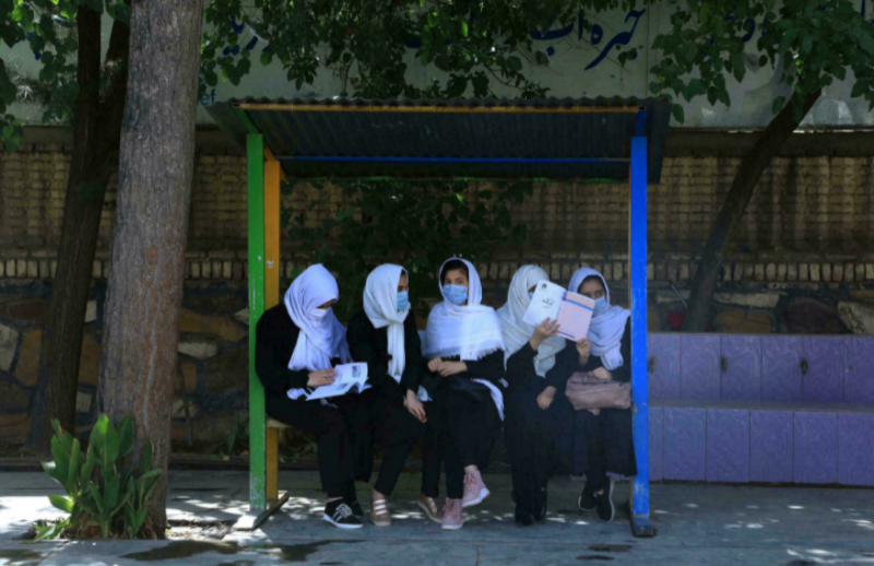 Bir muhabir, okula dönen kız çocuklarını böyle görüntüledi (AP).png