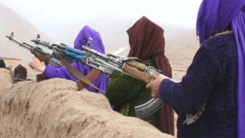 Cüzcam eyaletinde ailesini kaybeden ve Taliban'a karşı silahlanan kadınlar böyle görüntülenmişti (Voice of America).jpg