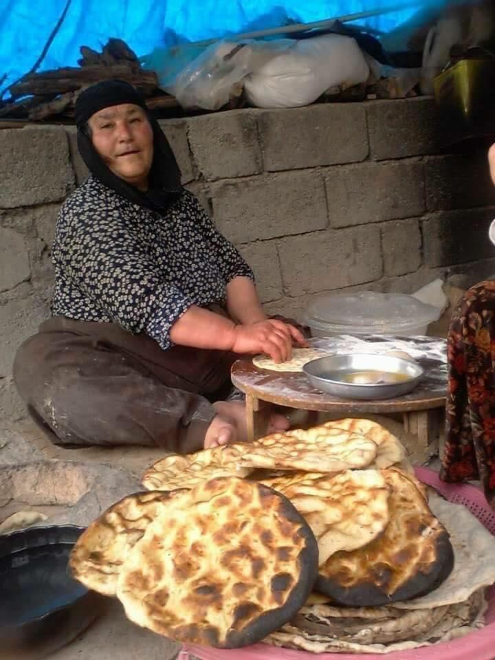 Sacda ekmek pışiren Şeyhbızıni kadını-Kerkük.jpg