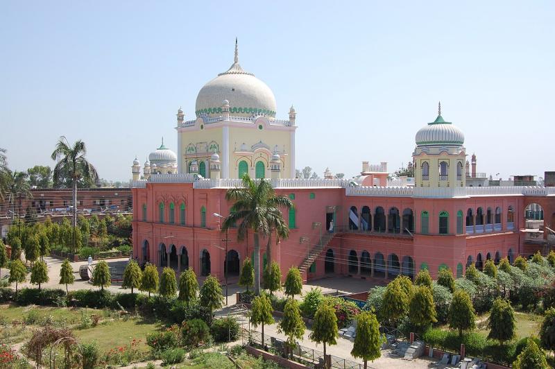 Dar'ul Ulum Medresesi, Diyobend .jpg Dar'ul Ulum Medresesi, Diyobend .jpg