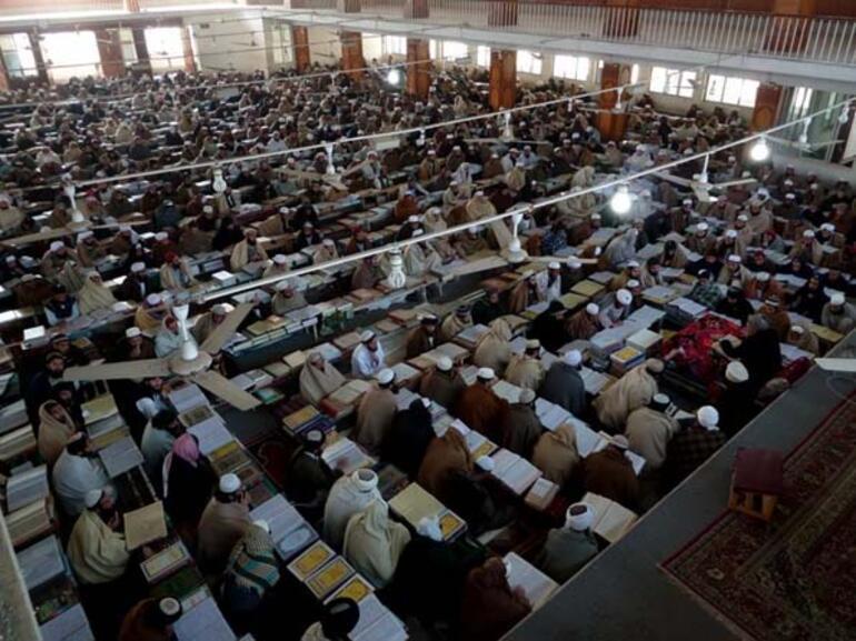 Pakistan'daki aşiret bölgesinde kurulu ve 4 bin öğrenci kapatisetili Akora Khattak Medresesi. Taliban'in kurucu lideri Molla Ömer ile ikinci ismi Şeyh Halid Hakkani de buradan icazet aldılar.jpg Pakistan'daki aşiret bölgesinde kurulu ve 4 bin öğrenci kapatisetili Akora Khattak Medresesi. Taliban'in kurucu lideri Molla Ömer ile ikinci ismi Şeyh Halid Hakkani de buradan icazet aldılar.jpg