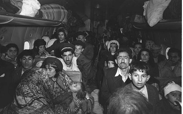 Iraklı Yahudiler, Lûd Havaalanına iniyorlar. 1 Mayıs 1950. Kaynak-GPO, Brauner Teddy .jpg Iraklı Yahudiler, Lûd Havaalanına iniyorlar. 1 Mayıs 1950. Kaynak-GPO, Brauner Teddy .jpg