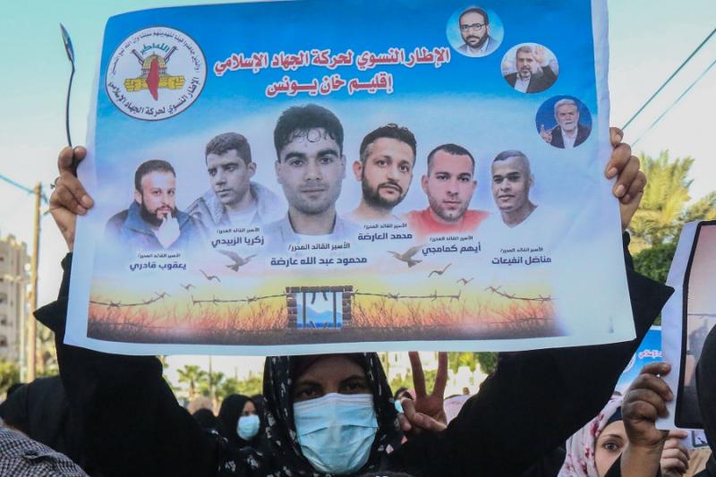 Firari Filistinlilere destek veren Han Yunus'taki İslami Cihad yanlısı kadınlar. Firar edenlerin fotoğrafları afişte öne çıkarılmış. Kaynak-İnde.jpg Firari Filistinlilere destek veren Han Yunus'taki İslami Cihad yanlısı kadınlar. Firar edenlerin fotoğrafları afişte öne çıkarılmış. Kaynak-İnde.jpg