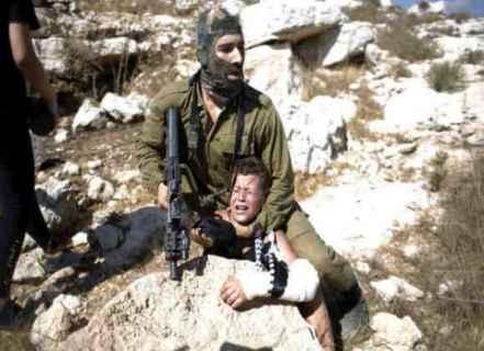 İsrail askeri Filistinliye şiddet uygularken-Kaynak- Ray El Yom.jpg İsrail askeri Filistinliye şiddet uygularken-Kaynak- Ray El Yom.jpg