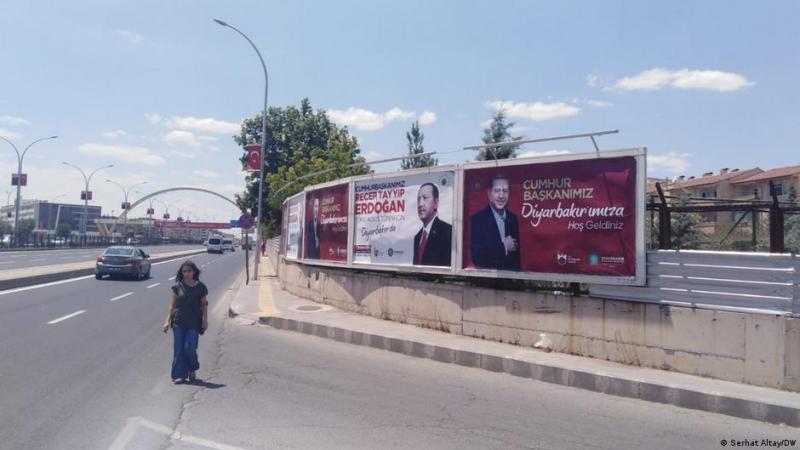 R. T. Erdoğan'ın Diyarbakır ziyareti duyuru afişleri-Temmus 2021. Kaynak- DW, Foto, Serhat Altay .jpeg R. T. Erdoğan'ın Diyarbakır ziyareti duyuru afişleri-Temmus 2021. Kaynak- DW, Foto, Serhat Altay .jpeg