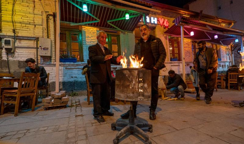 Kars'taki bir cafede akşam serinliği bu ateşle ısıtılıyor. Cafe sahibine göre müşterilerin çoğu üniversiteli gençler. Çoğu apolitik ve dünyadan habersiz.jpg