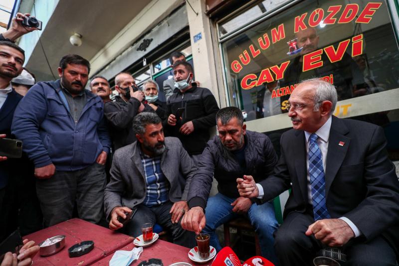 Kasaplar Halinde çay içen Kılıçdaroğlu-Esnaf ve köylüler, öfkeli seslerle  hükümete eleştirilerini dile getirdiler. Foto-indipendent türkçe yüks.JPG