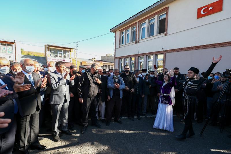 Susuz Belediyesi önünde Kılıçdaroğlu'nu sınırlı sayıda insan karşıladı. Kadın Üretim Kooperatifi açılışı yapıldı-Foto, Independent Türkçe .JPG