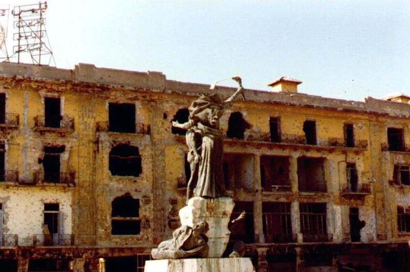 1975'teki iç savaşta yıkılan bina ve şehitler anıtı. Foto, N. Karim-Flickr.jpg