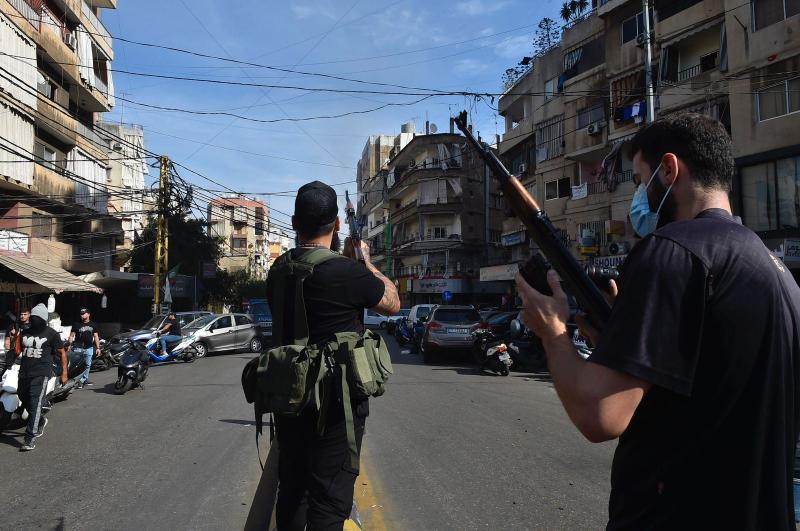 Katliamın yaşandığı El Tayyune caddesinde silahlı milisler-Kaynak- El Nahar gazetesi.jpg