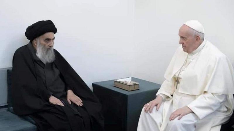 Irak ziyareti sırasında Şii dünyasının ruhani lideri Ayetullah Ali El Sistani ile 6 Mart 2021'de görüşen Papa Francesco, Kazımiye yönelik suikastı kınadı. Fotoğraf-Reuters.jpg