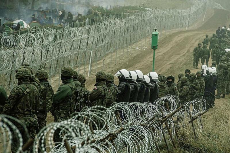 Polonya-Belarus sınırında sıkışan göçmenler.Kaynak-Reuters.jpg
