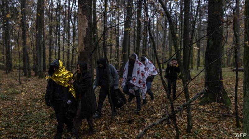 Duhoklu bir grup Kürt, ormanlık alanda gizlice ilerliyor. Kaynak-El Hurra sitesi.jpg