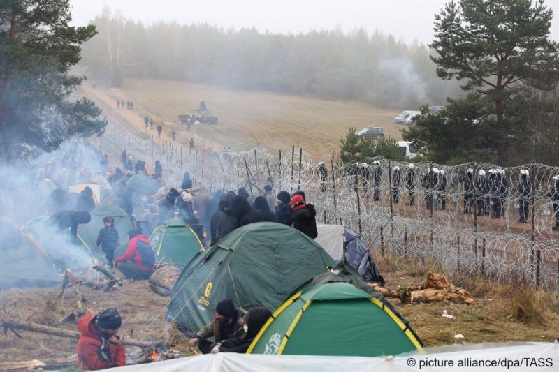 Belarus-Polonya sınırındaki çadırlarda bekleyen göçmenler. Kaynak-Belarus Devlet Sınır Komitesi ve TASS.jpg