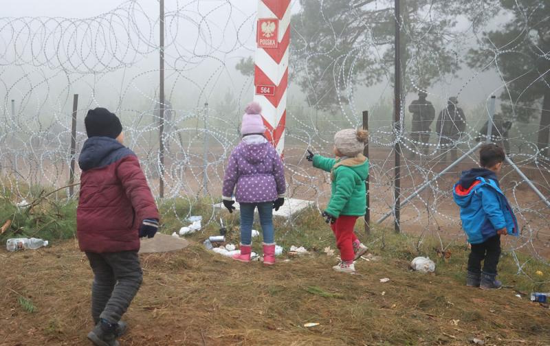 İki sınır arasındaki tampon bölgede oynayan çocuklar-Fotoğraf, AFP.jpg