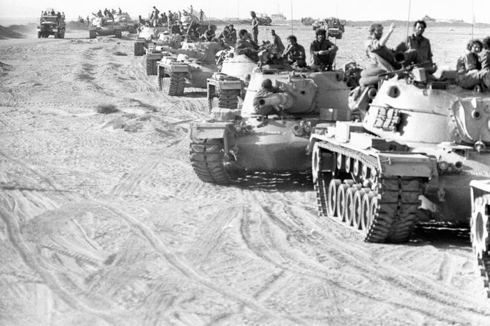 İsrail Tank Bölüğü, Sina Cephesi'de mola sırasında. Kaynak- Le Figaro arşivi. Fotoğraf-Rue des Archives. Mondadori, Portfolio..jpg
