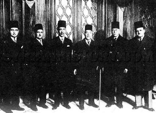 Suriye'nin seçilmiş ilk cumhurbaşkanı M. Ali el Abİd, Başbakan Ata el Eyyübi'yle birlikte-1936. .jpg