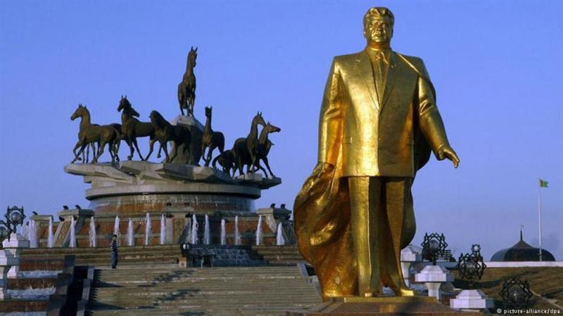 Türkmenbaşı Niyazov'un 10 milyon dolara mal olan altın heykeli DPA.jpg