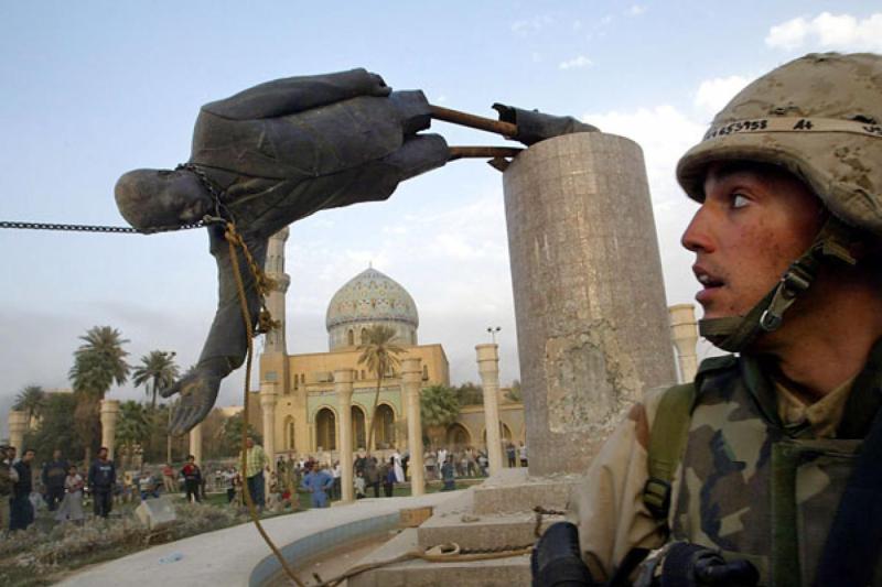 Saddam Hüseyin’in heykelinin devrilme anı işgalin simgesi oldu / Fotoğraf: Reuters