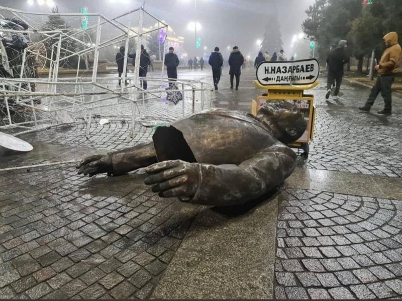 Nur Sultan Nazarbayev'in heykeli yıkıldı