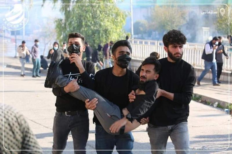 Süleymaniye- Üniversiteli öğrenciler gözyaşartıcı gaz ve şiddet yoluyla dağıtıldı.-Kaynak-EQfard twitter.com_.jpg