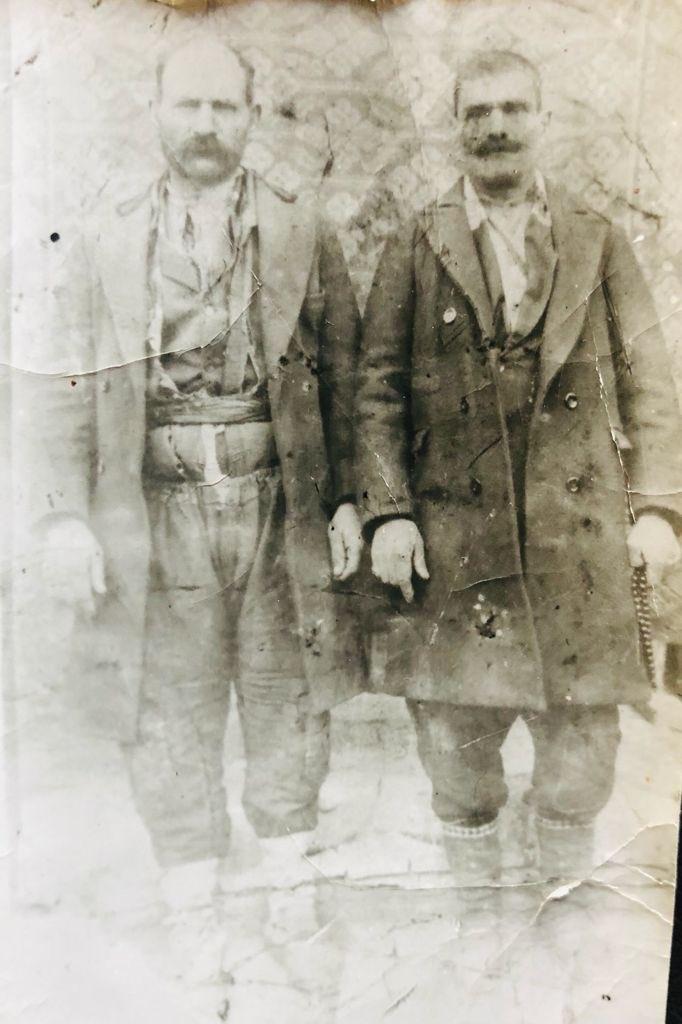 Soldaki Memed , sağdaki Hamit ....İkisi de kardeş , Sedat Ulugana'nın dedesinin kuzenleri yıl 1935, adana zindanı.jpg
