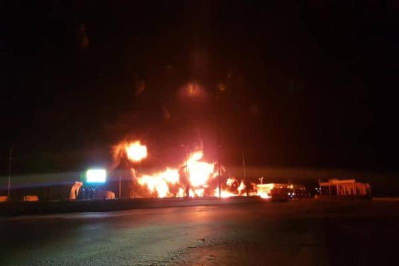 Cezaevinin iki bombalı arabayla gece patlatılma anı.-Tweeter.jpg