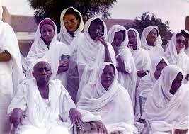 Sudan Cumhuriyetçi Parti kadınları Mahmud Taha ve eşi Emine'yle birlikte. Kaynak-facebook.jpg