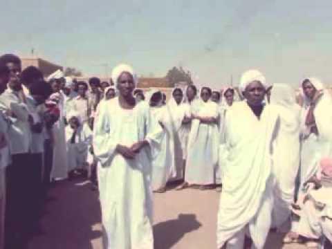 Sudanlı düşünür M. M. Taha, namaz konusunda ayakta halkla söyleşiyor.-kaynak-Mamoun İbrahim, 3 Kasım 2012.jpg