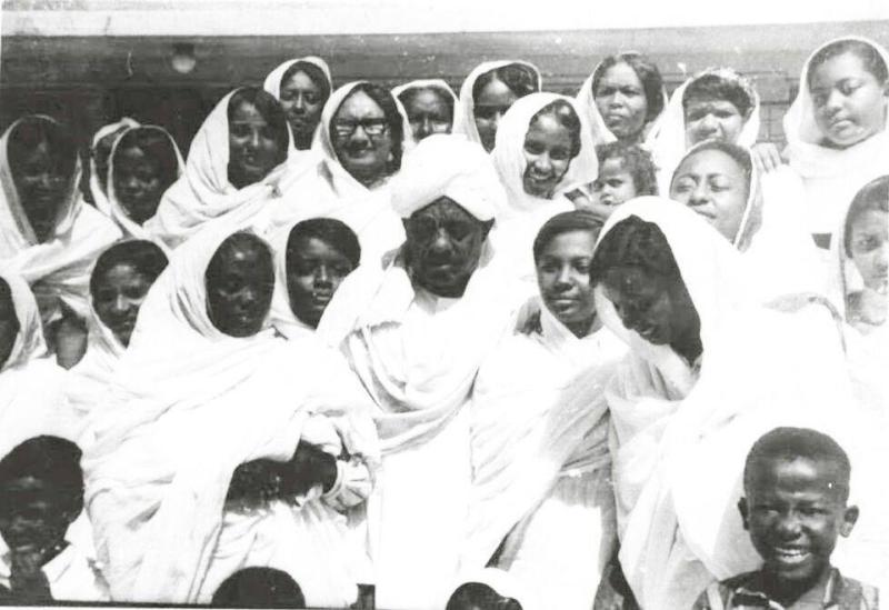 Üstad M. Muhammed Taha, halk içinde fikirlerini açıklıyor.Kaynak, facebook,com.jpg