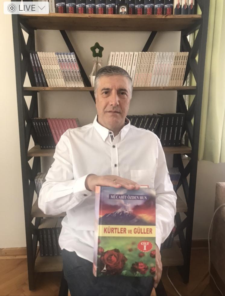 Yazarın ünlü Kürt aydın ve şahsiyetleriyle yaptığı röportajlardan derlenmiş 1400 sayfalık kitabı.JPG