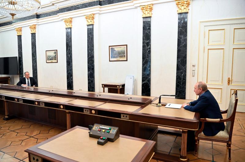 Putin'in uzun masası: Kovid önlemi mi, güç oyunu mu? | Independent Türkçe
