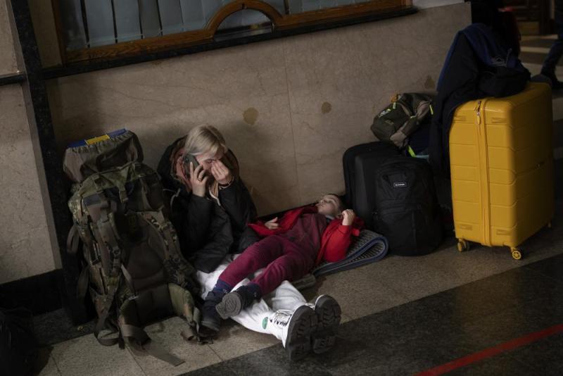 Kiev'i terk etmeye çalışanlar (AP).jpeg